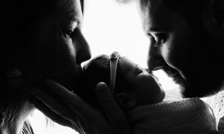 Photographe professionnelle séance photo naissance en famille à Besançon