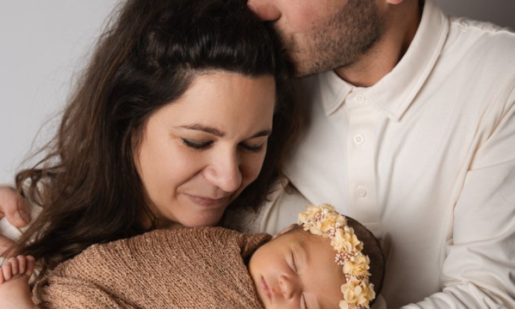 Photographe professionnelle shooting photo naissance en famille en studio à Besançon