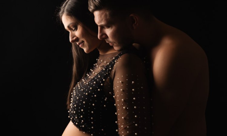 Séance photo grossesse en couple en studio à Besançon