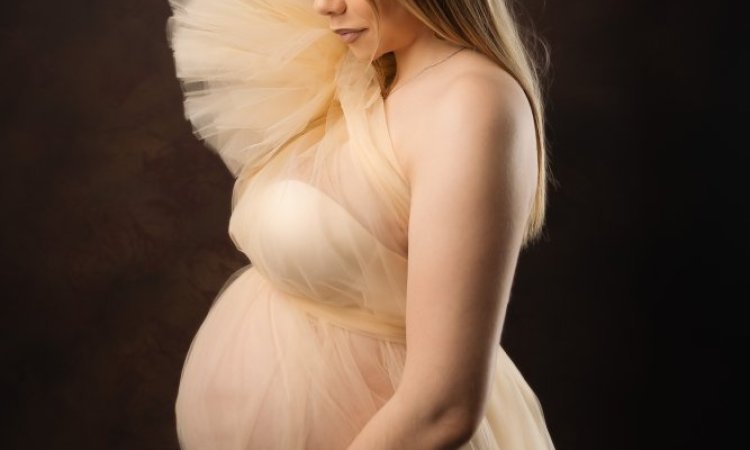 Photographe professionnelle séance photo grossesse avec prêt de robes et accessoires en studio à Besançon