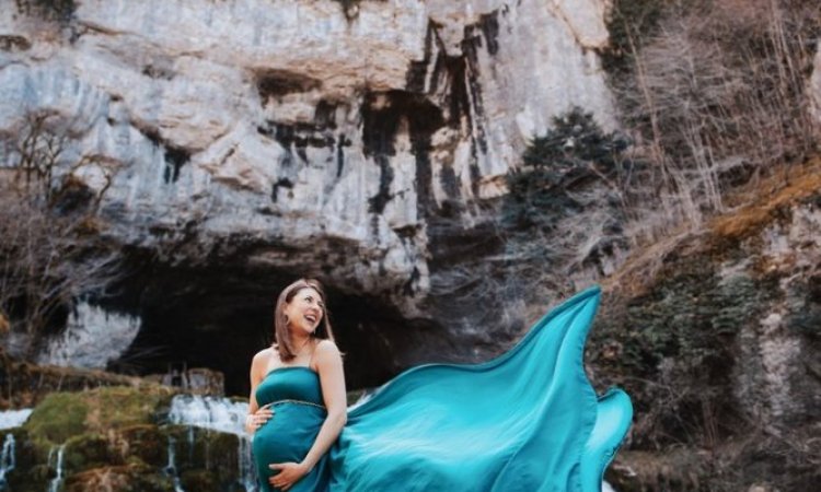 Photographe pour shooting grossesse avec cascade en Franche-Comté