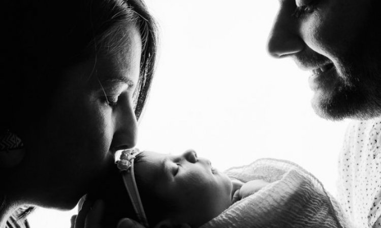 Photographe professionnelle séance photo naissance en famille à Besançon