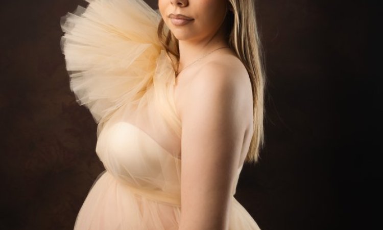 Photographe professionnelle séance photo grossesse avec prêt de robes et accessoires en studio à Besançon