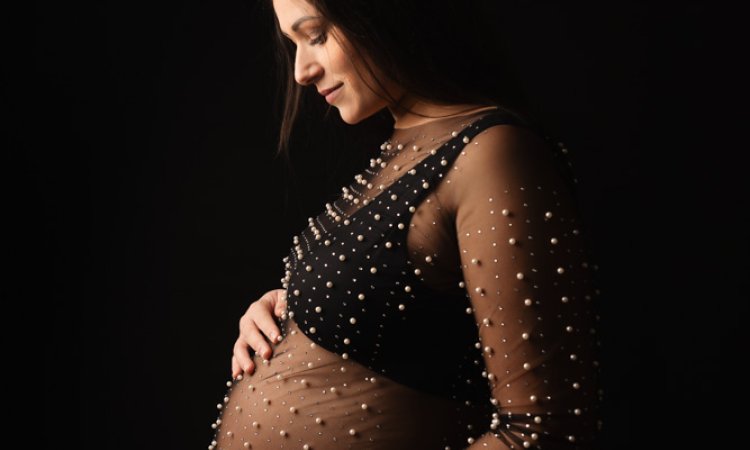 Séance photo grossesse avec prêt de tenues en studio en Franche-Comté