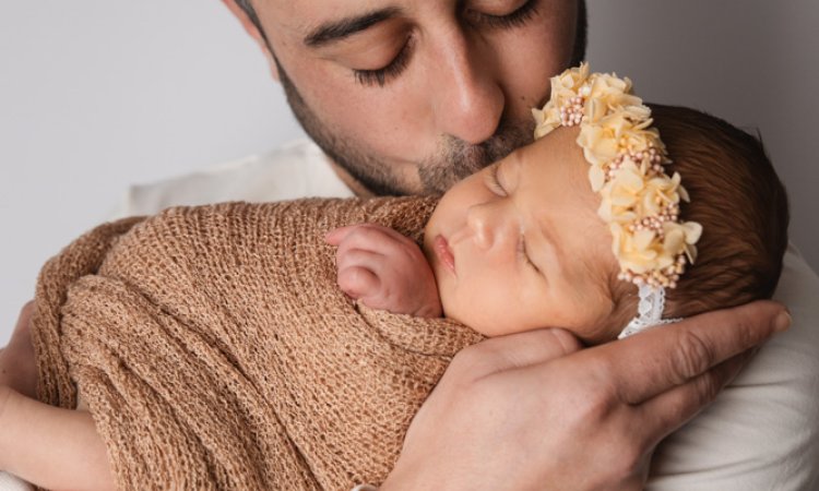 Photographe professionnelle shooting photo naissance en famille en studio à Besançon