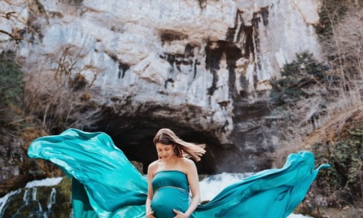 Photographe pour shooting grossesse avec cascade en Franche-Comté