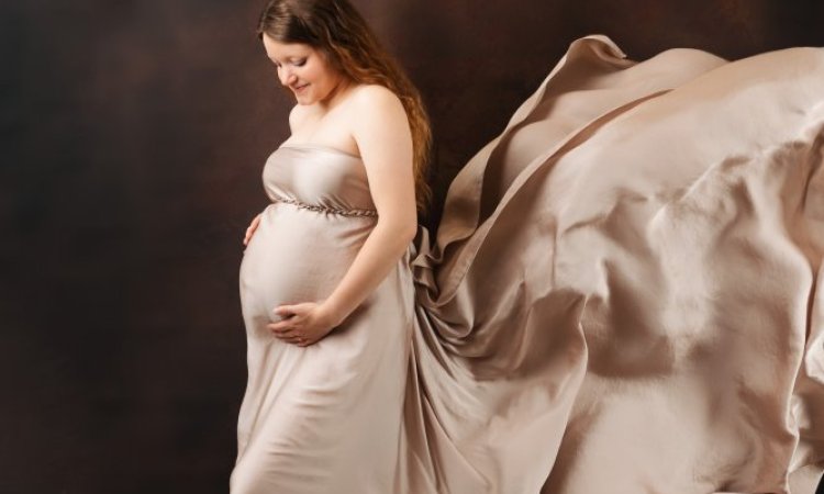 Photographe professionnelle shooting grossesse en studio à Besançon