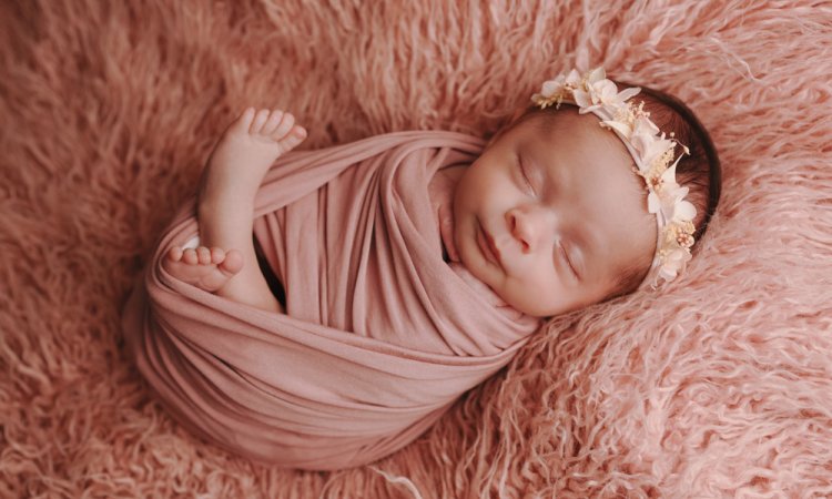 Photographe professionnelle shooting naissance avec décors et accessoires à Besançon