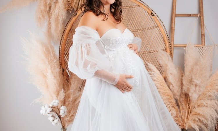 Shooting photo grossesse avec robes de créateurs en studio à Besançon