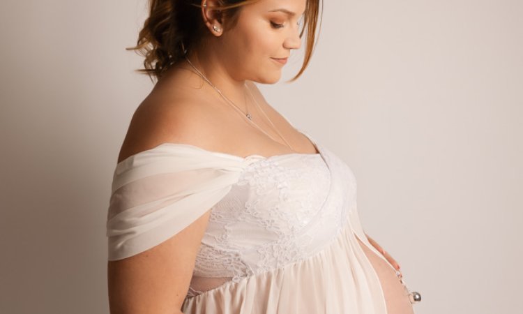 Photographe professionnelle séance photo pour femme enceinte en studio à Besançon