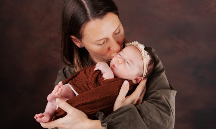 Shooting photo nouveau né avec enmmaillotage et photos de famille en studio à Besançon