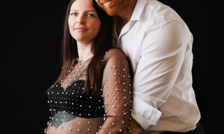 Photographe professionnelle shooting grossesse en couple en studio à Besançon