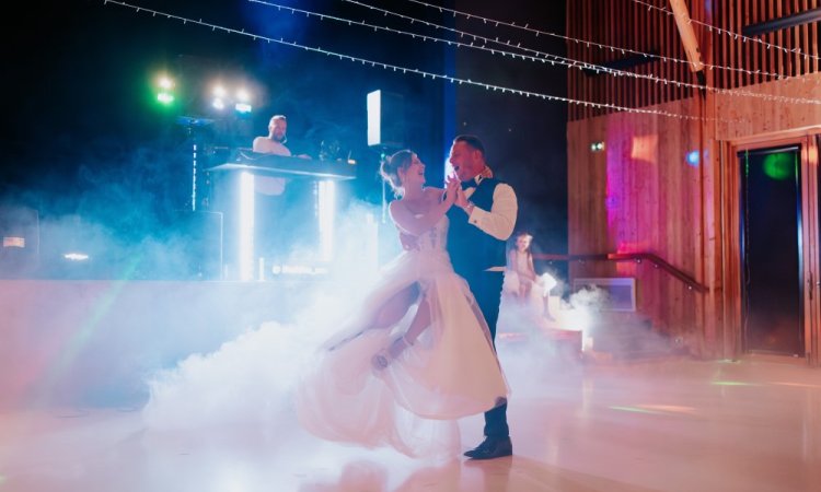 Photographe professionnelle de mariage aux Forges de Fraisans à Fraisans