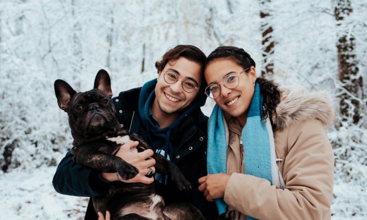 Photographe professionnelle séance photo d'un chien  et de ses maîtres à Besançon