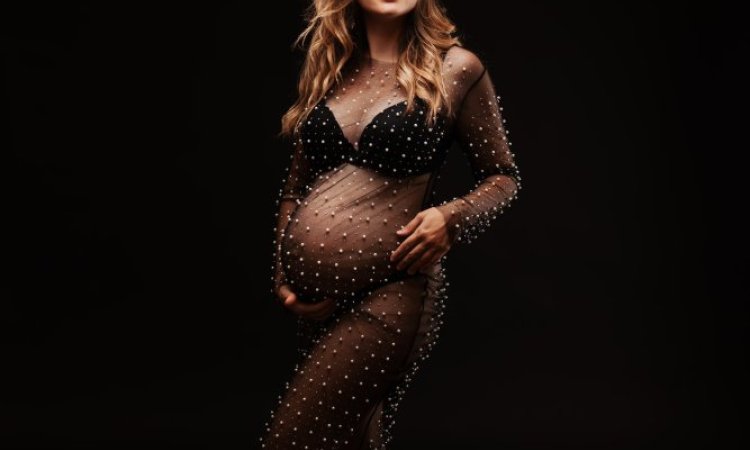 Photographe professionnelle shooting photo grossesse en studio à Besançon