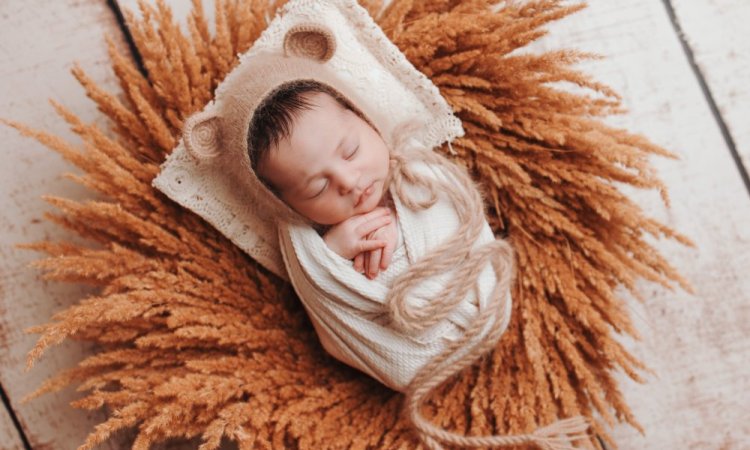 Shooting photo de nouveau-né emmailloté à Besançon
