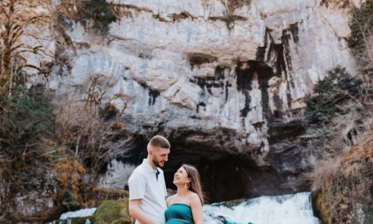 Photographe pour shooting grossesse avec cascade en Franche-Comté