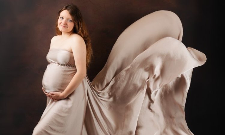 Photographe professionnelle shooting grossesse en studio à Besançon