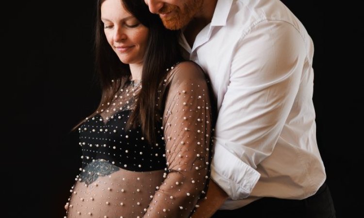 Photographe professionnelle shooting grossesse en couple en studio à Besançon