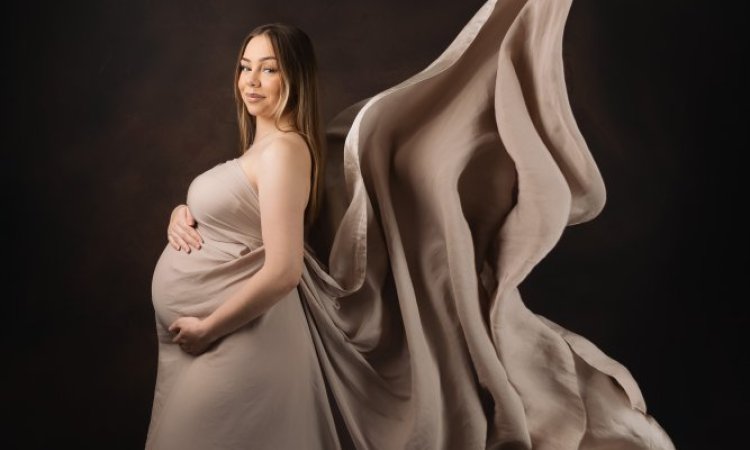 Photographe professionnelle séance photo grossesse avec prêt de robes et accessoires en studio à Besançon