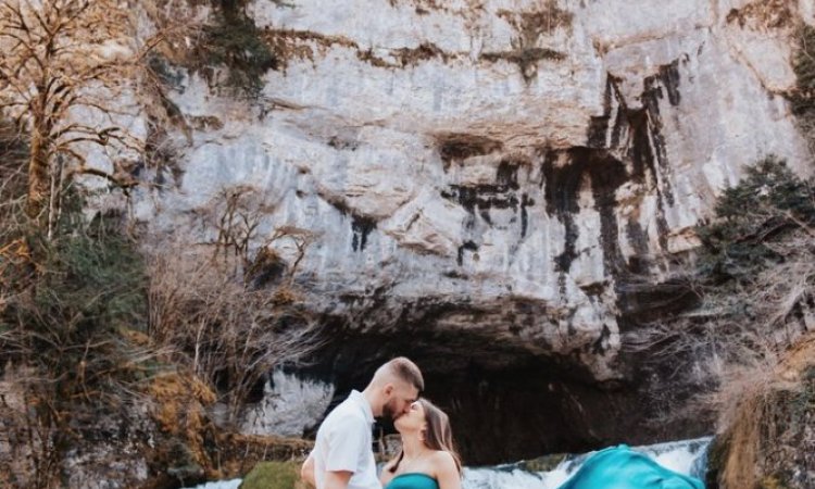 Photographe pour shooting grossesse avec cascade en Franche-Comté