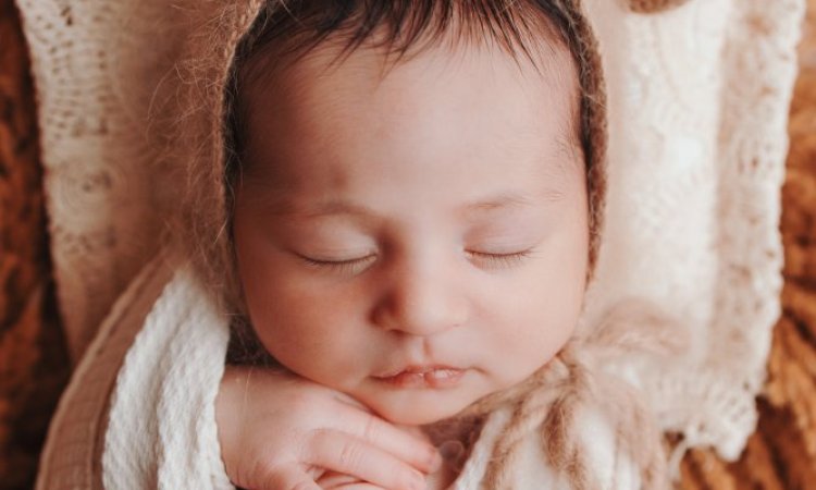 Shooting photo de nouveau-né emmailloté à Besançon