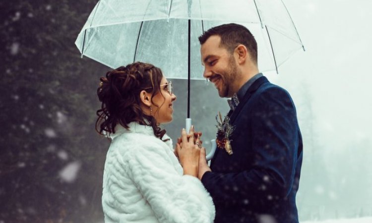 Photographe professionnelle mariage d'hiver dans le Jura