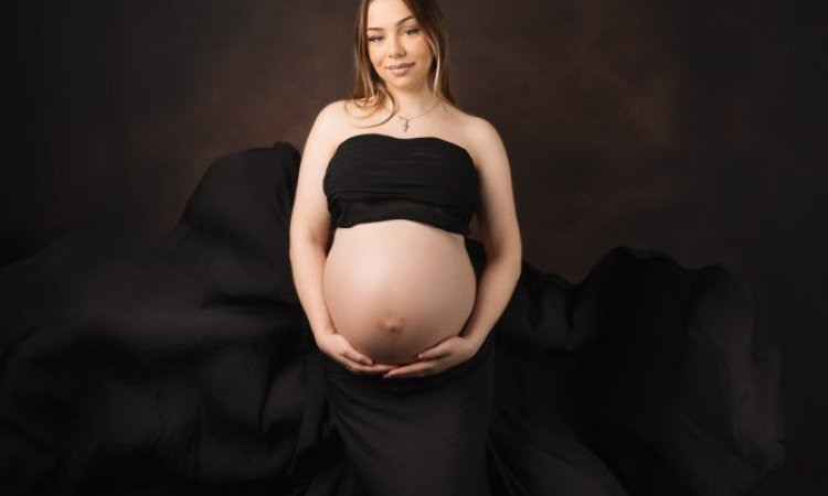 Photographe professionnelle séance photo grossesse avec prêt de robes et accessoires en studio à Besançon