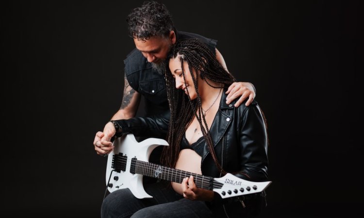 Photographe professionnelle shooting grossesse rock en studio à Besançon
