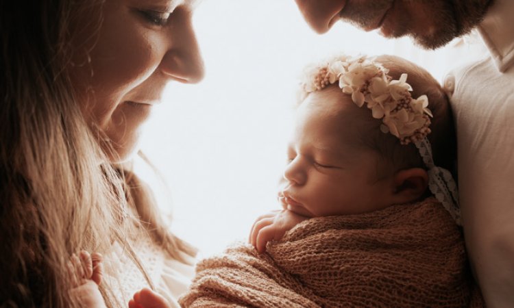 Photographe professionnelle séance photo naissance en famille en studio en Franche-Comté