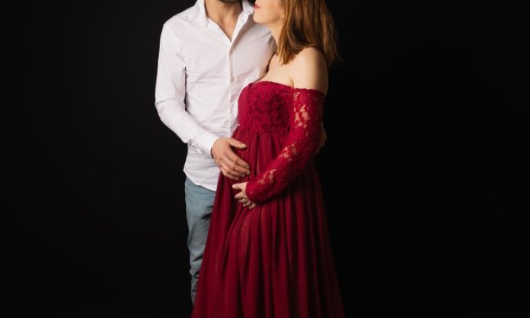 Shooting photo grossesse avec prêt de robes et accessoires en studio à Besançon