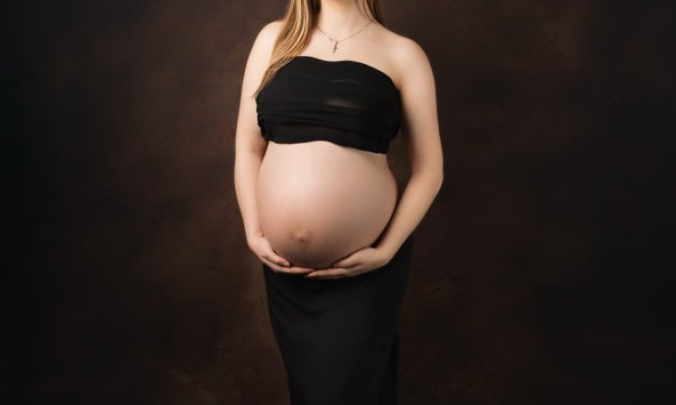 Photographe professionnelle séance photo grossesse avec prêt de robes et accessoires en studio à Besançon