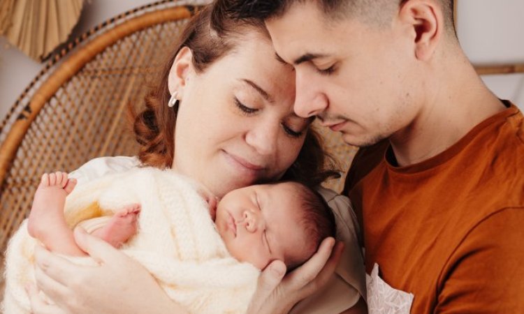 Photographe professionnelle séance photo naissance en famille bohème à Besançon