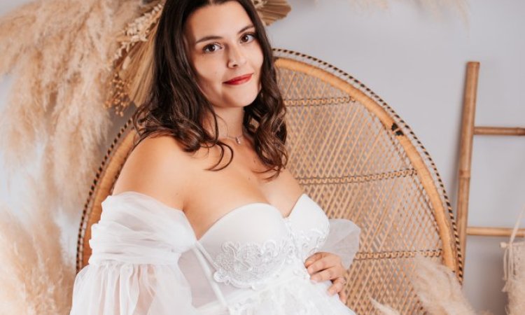 Shooting photo grossesse avec robes de créateurs en studio à Besançon
