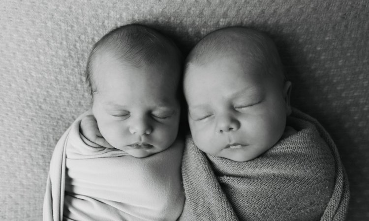 Photographe professionnelle séance photo naissance de jumeaux à Besançon