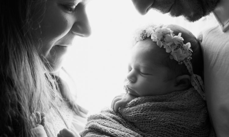 Photographe professionnelle séance photo naissance en famille en studio en Franche-Comté