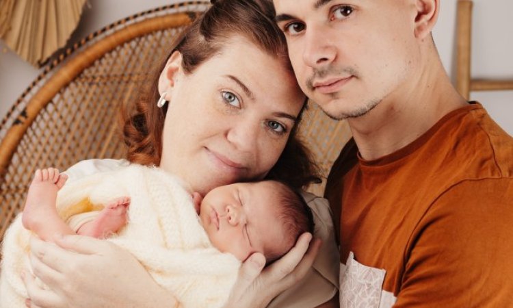 Photographe professionnelle séance photo naissance en famille bohème à Besançon