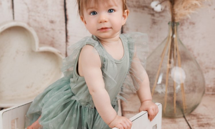 Photographe bébé 1 an en studio à Besançon