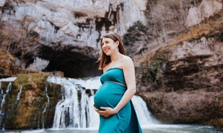 Photographe pour shooting grossesse avec cascade en Franche-Comté