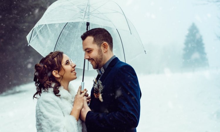 Photographe professionnelle mariage d'hiver dans le Jura