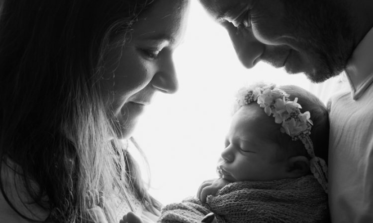 Photographe professionnelle séance photo naissance en famille en studio en Franche-Comté