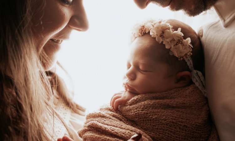 Photographe professionnelle séance photo naissance en famille en studio en Franche-Comté