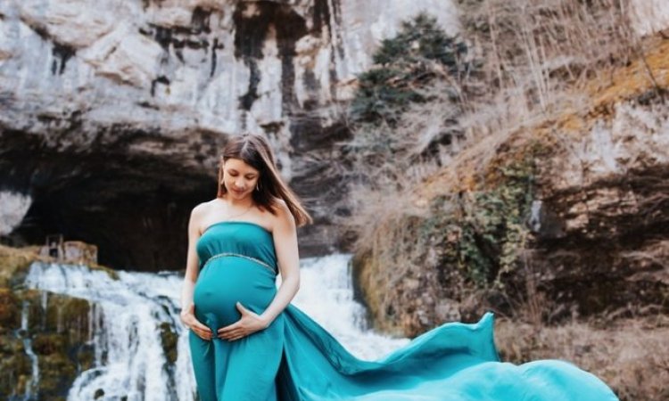Photographe pour shooting grossesse avec cascade en Franche-Comté