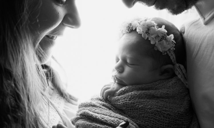 Photographe professionnelle séance photo naissance en famille en studio en Franche-Comté