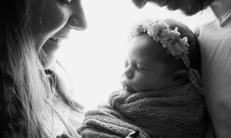 Photographe professionnelle shooting photo naissance en famille en studio à Besançon