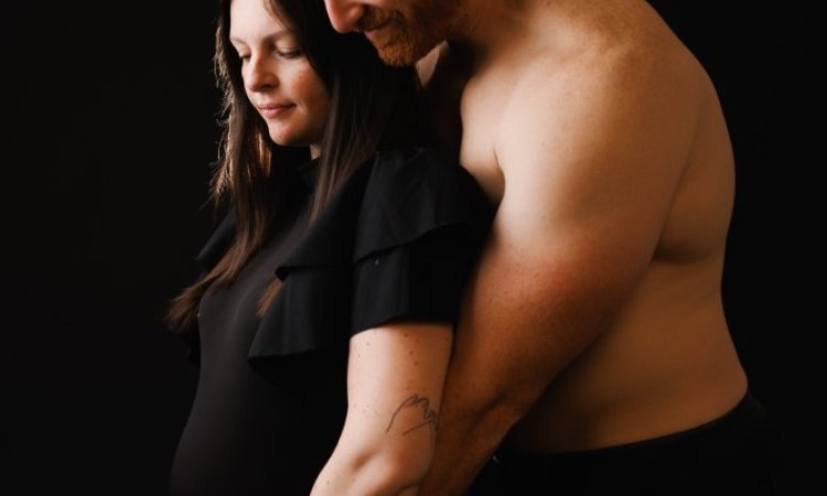 Photographe professionnelle shooting grossesse en couple en studio à Besançon