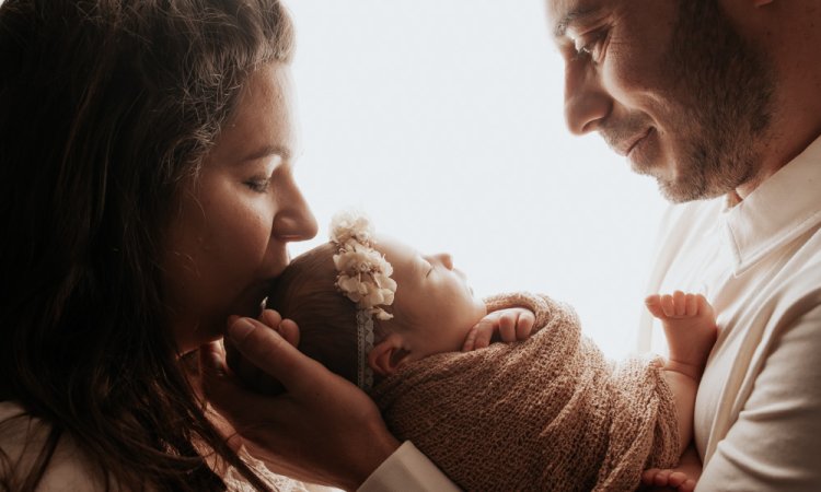 Photographe professionnelle shooting photo naissance en famille en studio à Besançon