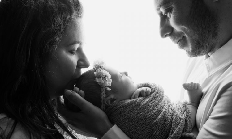 Photographe professionnelle séance photo naissance en famille en studio en Franche-Comté