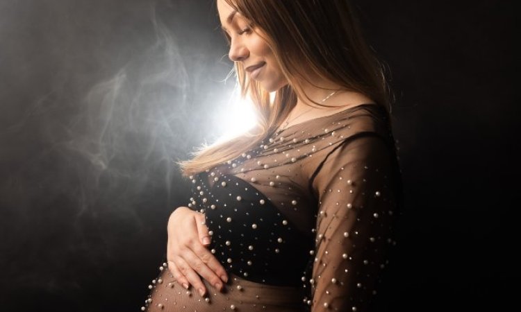 Photographe professionnelle séance photo grossesse avec prêt de robes et accessoires en studio à Besançon