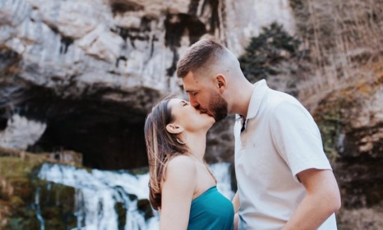 Photographe pour shooting grossesse avec cascade en Franche-Comté